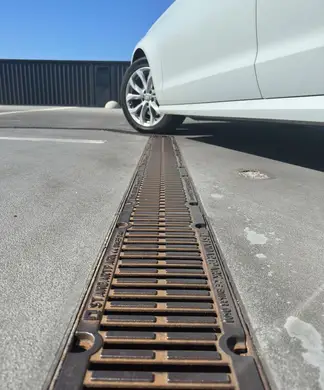 Лоток водоотводный бетонный DN200 Vodaland Pro D400 H235 с решеткой чугунной щелевой