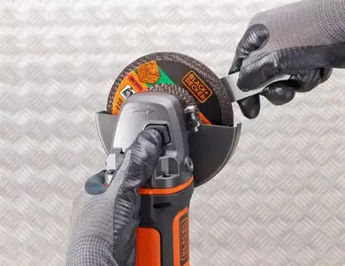 Шліфмашина кутова акумуляторна Black&Decker BCG720N