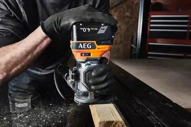 Аккумуляторный бесщеточный кромочный фрезер AEG BKS18PBL-0