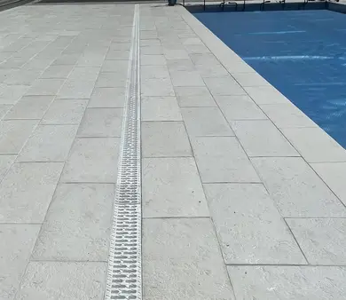 Лоток водоотводной пластиковый DN100 Vodaland Easy 2 А15 H70 с решеткой пластиковой белого цвета