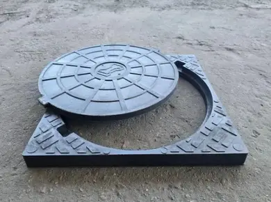 Люк каналізаційний Vulkan квадратний легкий садовий "Мрія бруківщика" 670*670 чорний з круглою кришкою