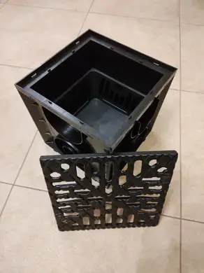 Дождеприемник Lyukоpt пластиковый с щелевой чугунной решеткой ДП 25*25 и корзиной для мусора