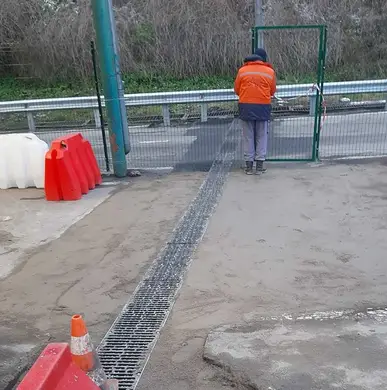 Лоток водовідвідний бетонний DN300 Vodaland Pro E600 H310 з решіткою чавунною щілинною