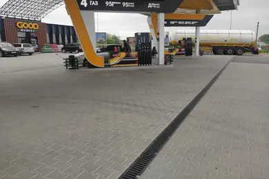 Лоток водовідвідний з ухилом 0,5% бетонний DN110 Vodaland Mega E600 з вертикальним випуском 110 H180-175 з решіткою чавунною щілинною
